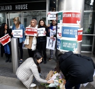 Vor dem New Zealand House in London gedenken Menschen der Opfer in Christchurch.