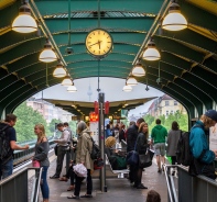 Menschen an der U-Bahnstation