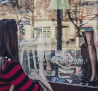 Frau vor einem Schaufenster