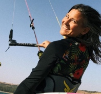 Tabea Oppliger, Grnderin von KitePride, beim Kitesurfen.