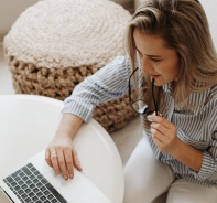 Frau mit Laptop