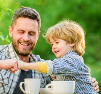 Vater und Kind geniessen die Zeit zusammen