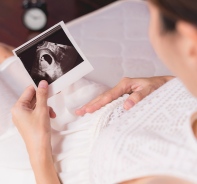 Schwangere Frau mit Ultraschallbild