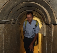 Erich von Siebenthal in einem Tunnel, der Hamas-Kmpfer von Gaza nach Israel fhren sollte.