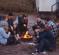 Jugendliche am Lagerfeuer