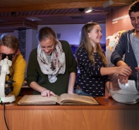 Besucher bei der Bibelausstellung Abgestaubt