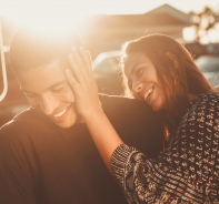 Mann und Frau lachen