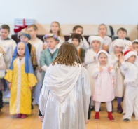 Kinder fhren ein Weihnachtskonzert auf