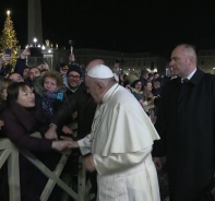 Papst Franziskus von Passantin genervt