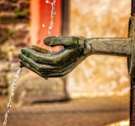 Brunnen mit einer Hand