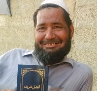 Sadaqat mit der Bibel, die Pastor Adam ihm schenkte