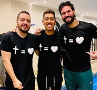 Roberto Firmino mit Torhter Allisson Becker (rechts) und Gospelsnger Isaias Saad (links)