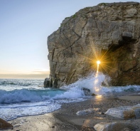 Sonne scheint durch einen Felsen