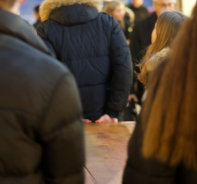 Konfirmationsklasse trgt den Holztisch durch die Stadt Zrich