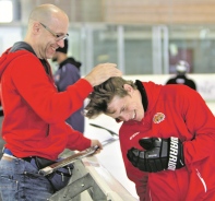 Daniel Hornecker (links) mit einem jungen Eishockeyspieler