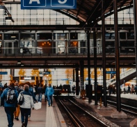 Viele Menschen am Bahnhof