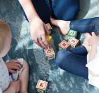 Mutter spielt mit den Kindern