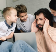 Vater gestresst von seinen Kindern