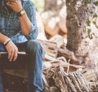 Nachdenklich gestimmte Person hlt eine Bibel in der Hand