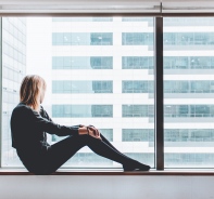 Eine junge Frau schaut aus dem Fenster