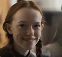 Anne (Amybeth McNulty) in der Serie Anne