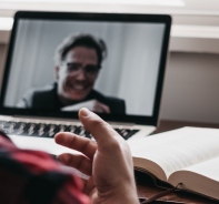 Videokonferenz am Laptop.