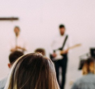 Worship in einer Kirche (Bild: Unsplash)