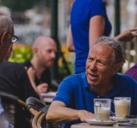 Zwei ltere Herren beim Kaffee trinken