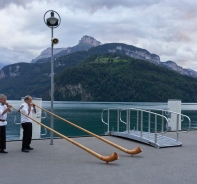 Zwei Mnner mit einem Alphorn