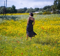 Junge Frau im Blumenfeld