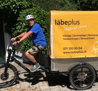 Ein Mitarbeiter von Lbeplus mit dem E-Bike unterwegs