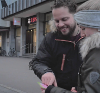 Manuel Leiser erklrt einer Passantin das Rubbellos