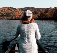 Frau auf einem Boot