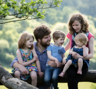 Zoe Powell mit ihrer Familie (Bild: themamabook.com)