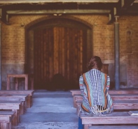 Frau in einer Kirche