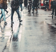 Menschen am Bahnhof