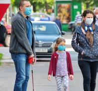 Familie beim Spazieren