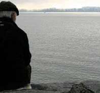 Einsamer Mann am Meer