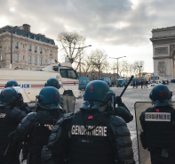 Polizisten bei einem Protest in Frankreich