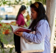 Frau in Kambodscha liest in der Bibel