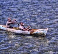 Zwei Mnner in einem Boot in Mosambik