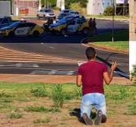 Junger Brasilianer betet fr einen Mann, der Selbstmord begehen wollte.