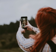 Frau macht ein Selfie