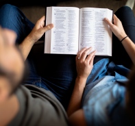 2 Personen lesen in der Bibel