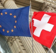 EU und Schweizer Flagge