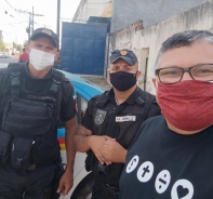 Mann in Brasilien teilt das Evangelium mit zwei Polizisten