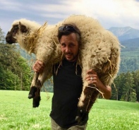 Stephan Maag mit dem Schaf auf den Schultern