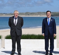 Carrie und Boris Johnson heissen die Gste des G7-Gipfels willkommen.