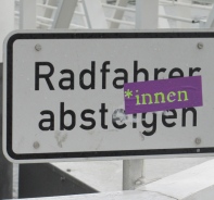 Aufkleber auf einem Hinweisschild in Kiel