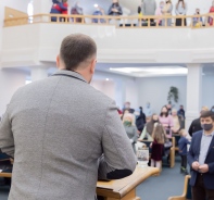 Ein Pastor in einem Gottesdienst